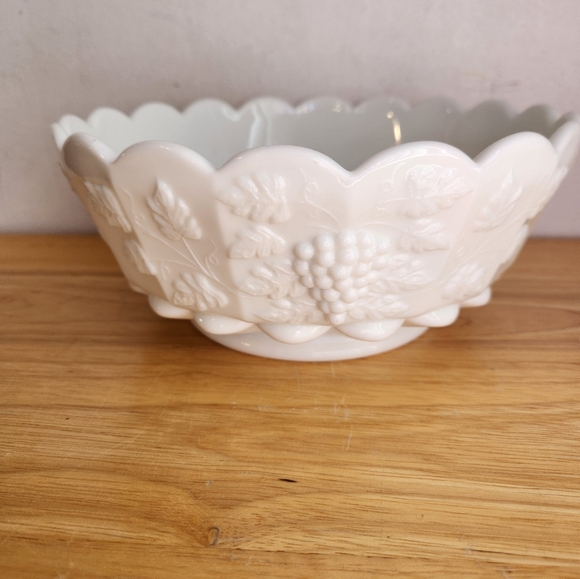 Milk Glass Bowl Harvest Grape Westmoreland Vine Indiana - Picture 1 of 9